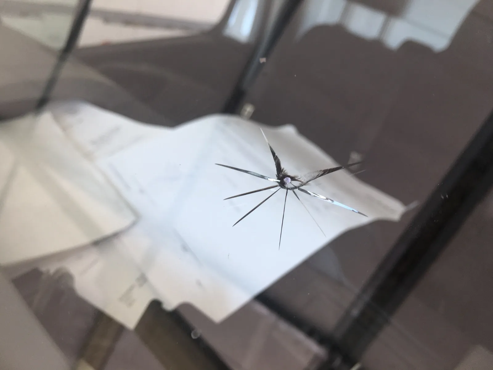 Csillag alakú repedés egy szélvédőn