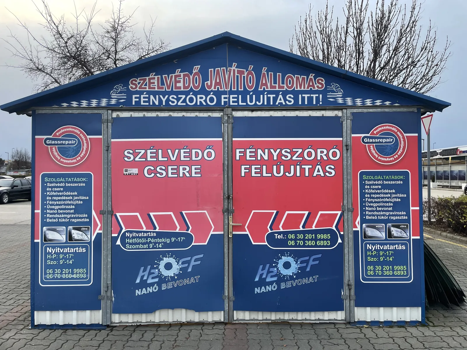 A Szélvédő Javító Állomás pavilonja egy parkolóban